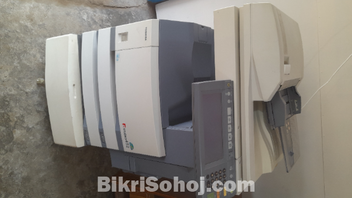 Toshiba-452 মডেলের  ডিজিটাল ফটোকপি মেশিন বিক্রয় হবে।
