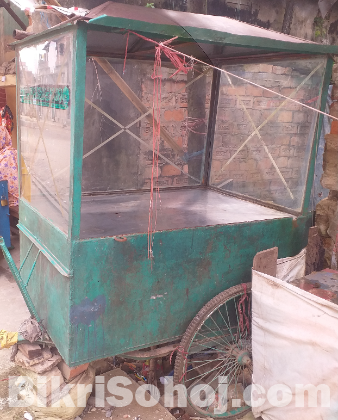 একটি চটপটি ফুসকার লোহার তৈরি মজবুত গাড়ি বিক্রি হবে