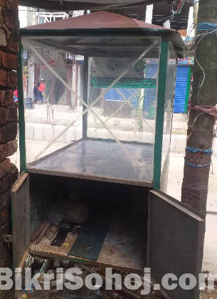 একটি চটপটি ফুসকার লোহার তৈরি মজবুত গাড়ি বিক্রি হবে