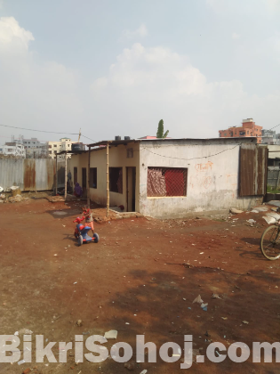 তিন রুমসহ খালি জায়গা ভাড়া দেওয়া হবে।