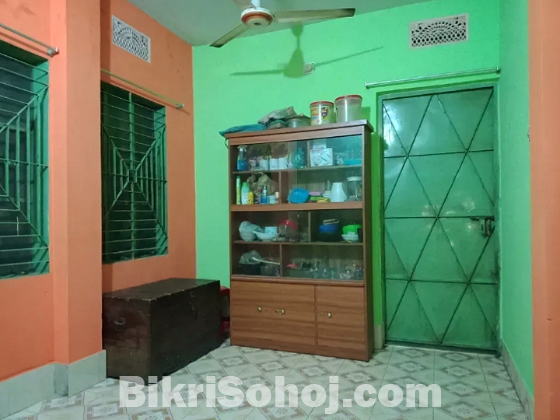 ২ রুমের ফ্ল্যাট বিক্রি হবে।