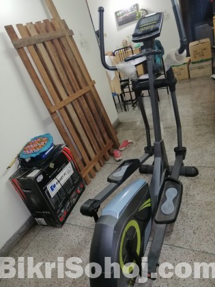 Manual Elliptical cross trainer exercising machine