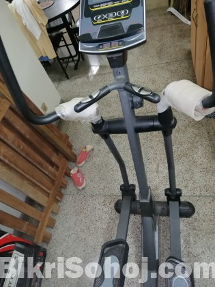 Manual Elliptical cross trainer exercising machine