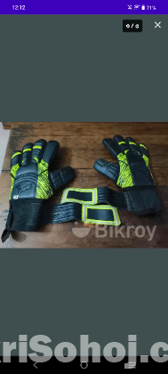 FOOTBALL GOALKEEPER GLOVES