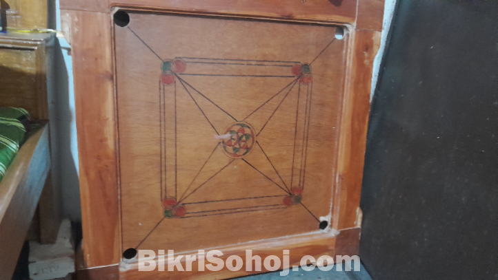 একটি ভালো অবস্থার ক্যারম বোর্ড বিক্রি হবে