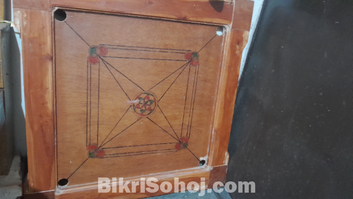 একটি ভালো অবস্থার ক্যারম বোর্ড বিক্রি হবে