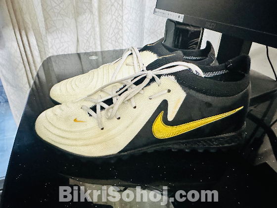 Turf Shoe— Rarely Used