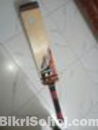 একটি হ্যামার কোম্পানির ব্যাট বিক্রি করা হবে।