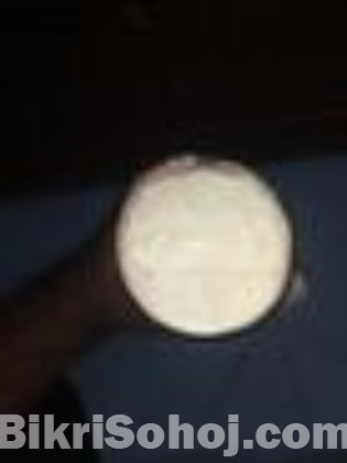 একটি হ্যামার কোম্পানির ব্যাট বিক্রি করা হবে।