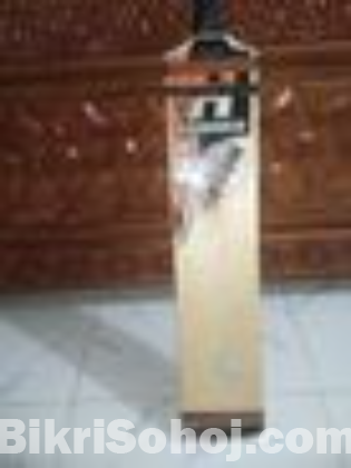 একটি হ্যামার কোম্পানির ব্যাট বিক্রি করা হবে।