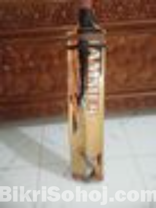 একটি হ্যামার কোম্পানির ব্যাট বিক্রি করা হবে।