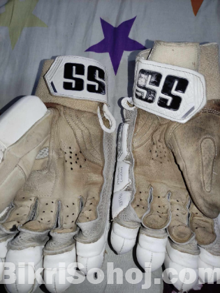 Cricket gloves