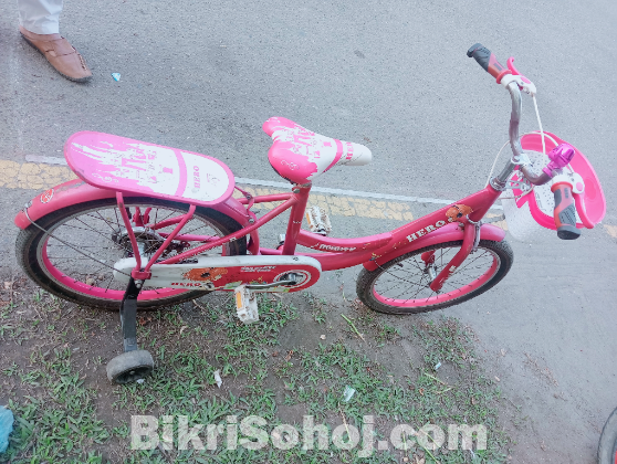 মেয়ে বাচ্চার বাইসাইকেল