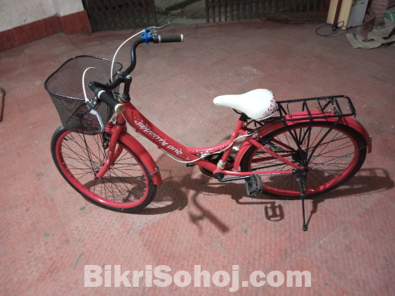 একটি মেয়েদের বাইসাইকেল বিক্রি করা হবে