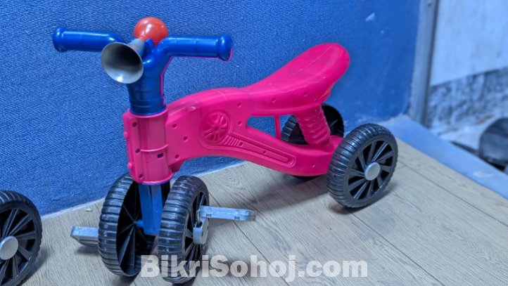 পেডেল সহ বেবি সাইকেল