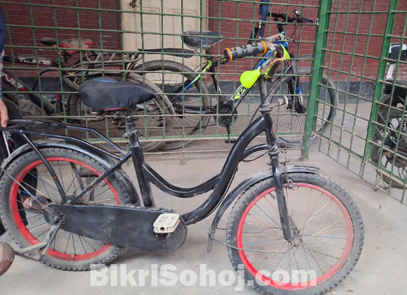 একটি বাইসাইকেল বিক্রি করা হবে।