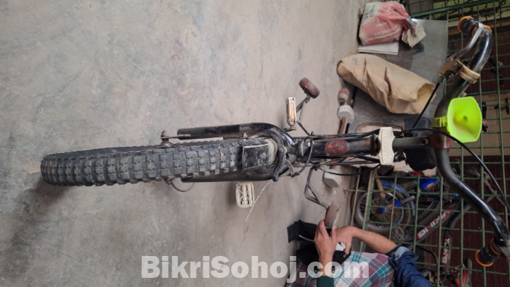 একটি বাইসাইকেল বিক্রি করা হবে।