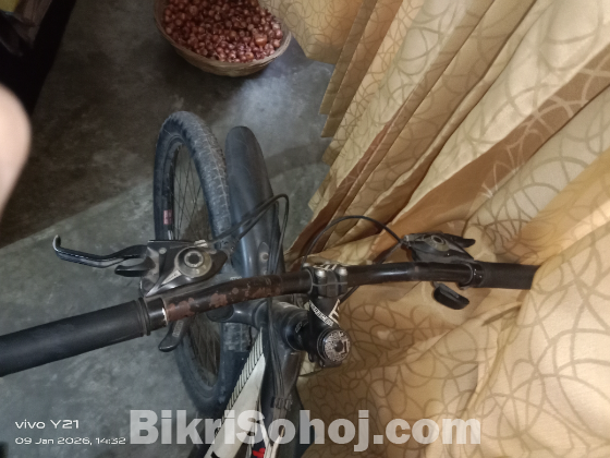 Saracen racing cycle