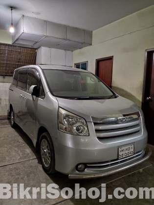 Toyota Noah 2007