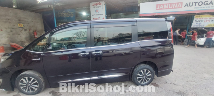 Toyota Esquire GI Premium 2018(Low mileage Car)