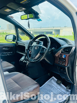 Toyota Esquire gi premium