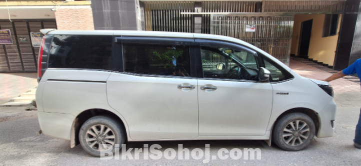 TOYOTA ESQUIRE GI PREMIUM 2017