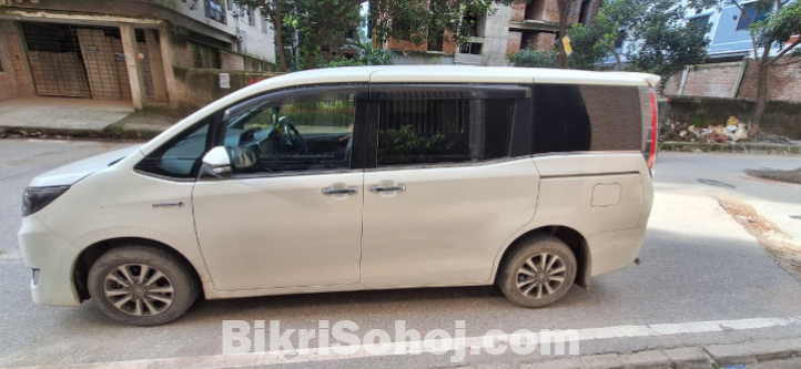 TOYOTA ESQUIRE GI PREMIUM 2017