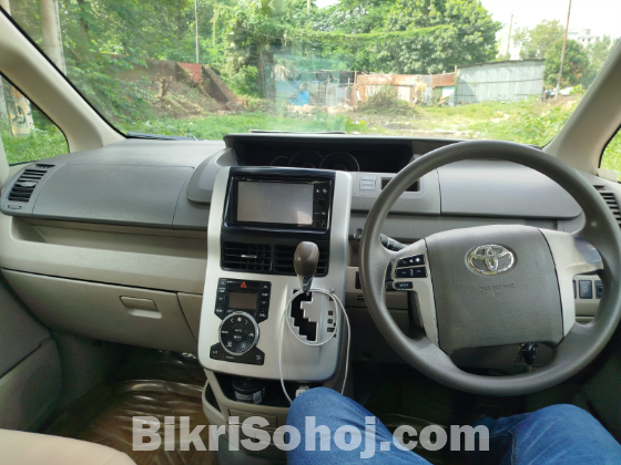 Toyota Noah X 2010