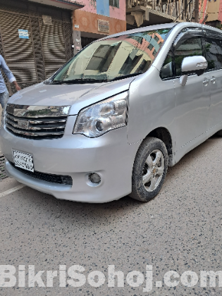Toyota (Noah)