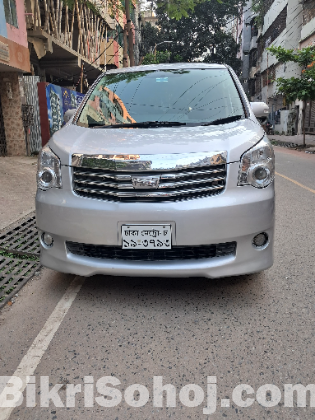 Toyota (Noah)