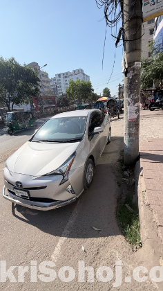 Toyota Prius standard 2018 (30,000 km) beige color