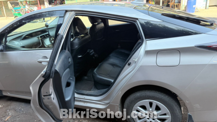 Toyota Prius standard 2018 (30,000 km) beige color