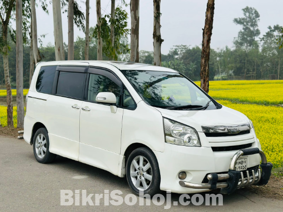 Toyota Si Noah Sanroof & Monroof 2009