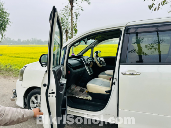 Toyota Si Noah Sanroof & Monroof 2009