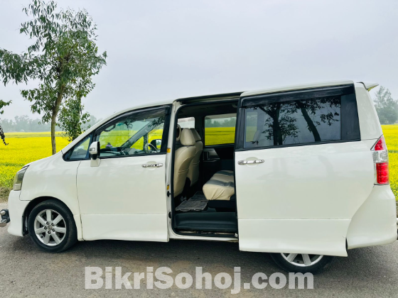 Toyota Si Noah Sanroof & Monroof 2009