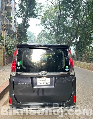 Toyota Esquire (non hybrid)