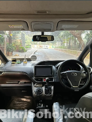 Toyota Esquire (non hybrid)