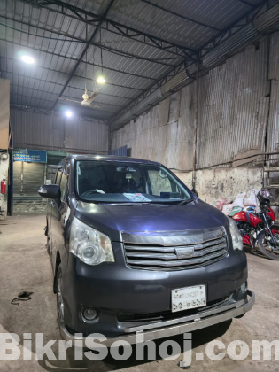 Toyota Noah 2011