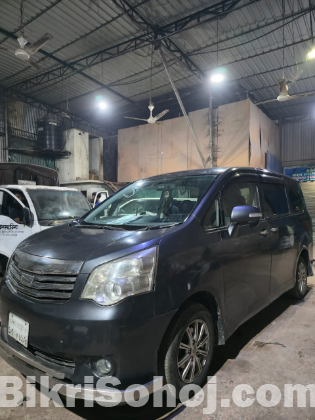 Toyota Noah 2011