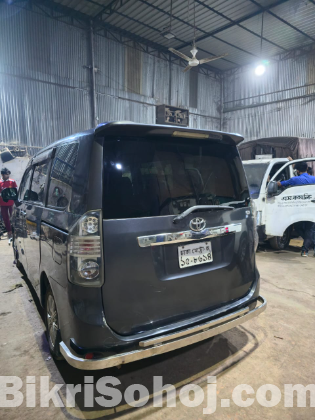 Toyota Noah 2011